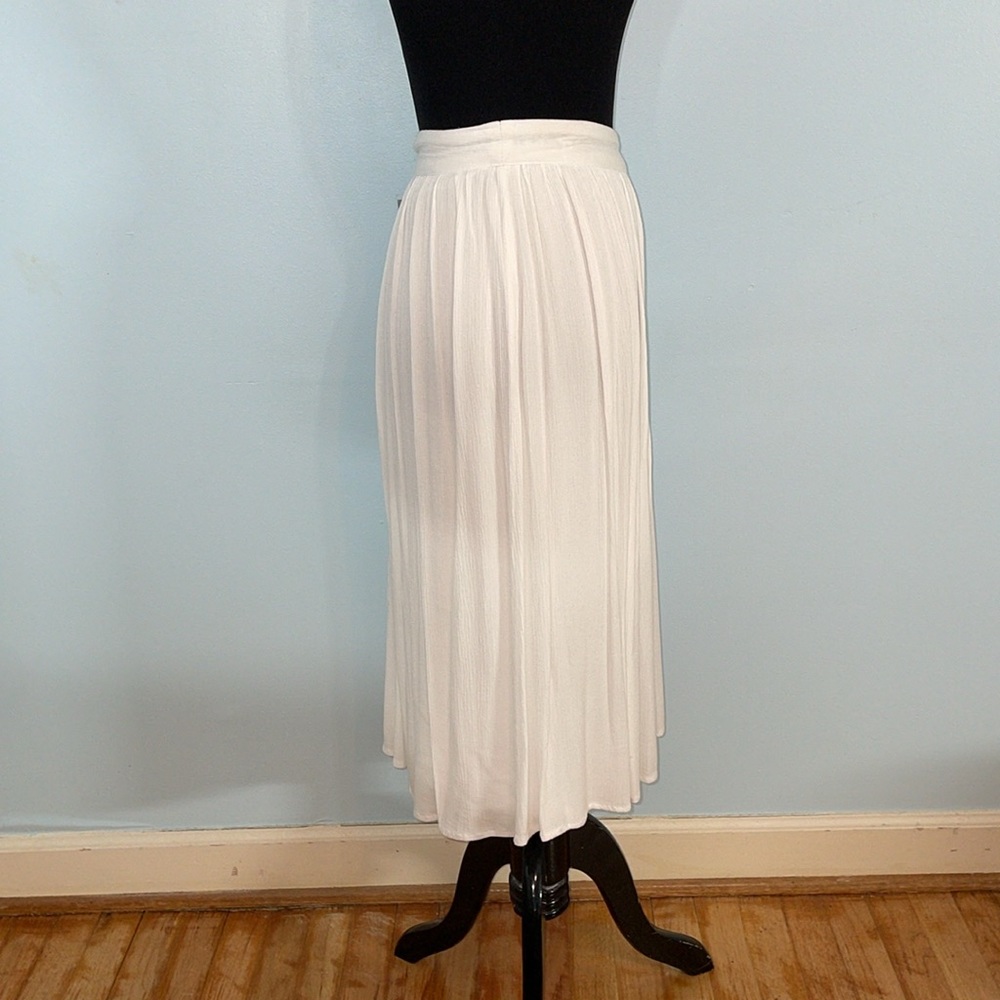 FOREVER 21 white midi skirt. Size XS. Crinkled material. Lined. Good condition. - Picture 2 of 9